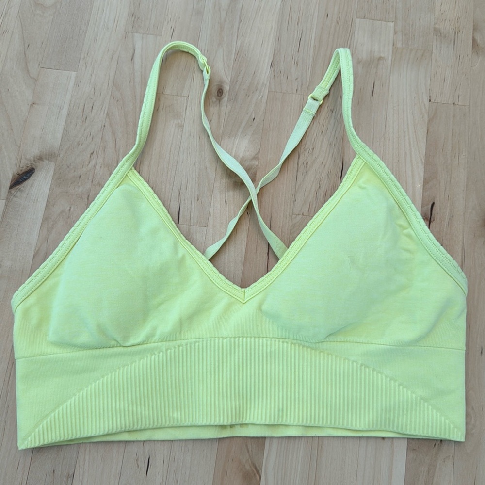 EUC Lululemon Ebb To Street Bra
Heathered Clarity Yellow SIZE 4 PADS INCLUDED